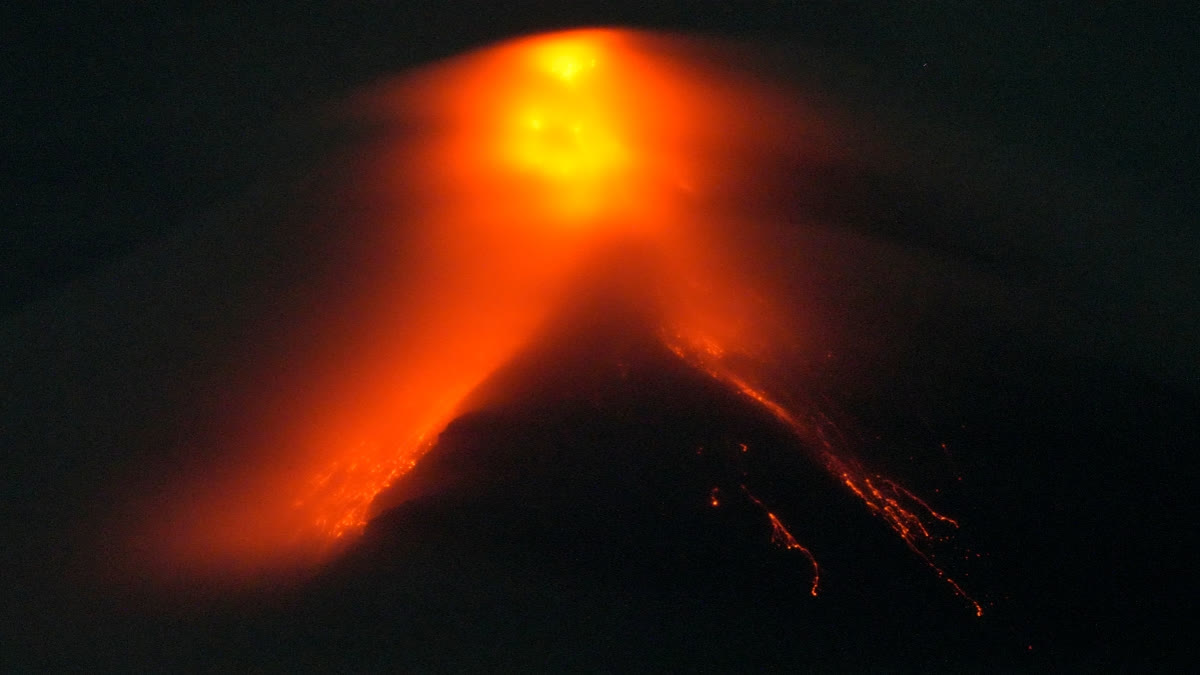 Lava pours from crater of Philippines' Mayon volcano, thousands warned to be ready to flee