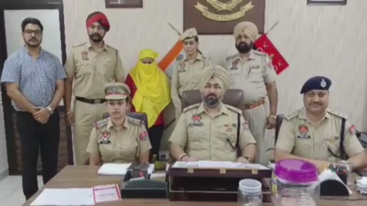 In Ludhiana the police arrested the female thief with jewelery and cash