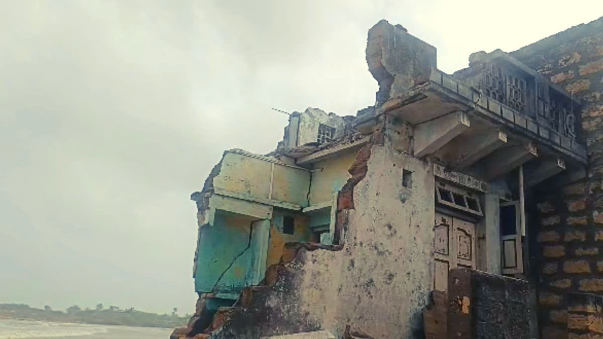 6-houses-collapsed-in-madhwad-village-gir-somnath-people-evacuated-cyclone-biparjoy