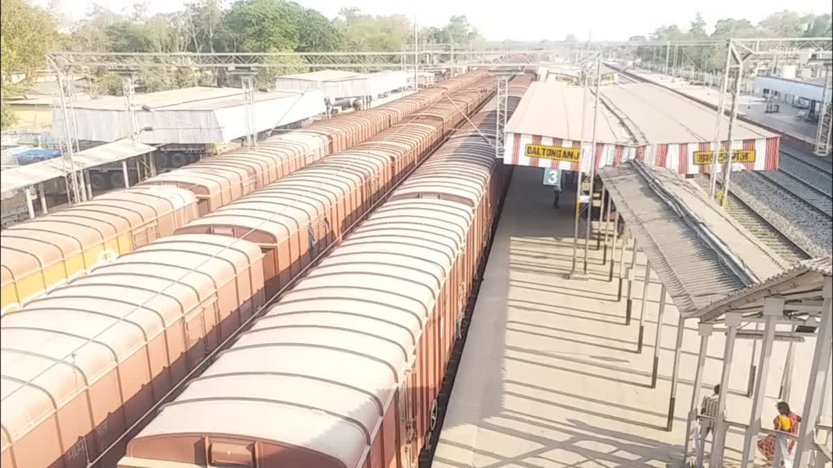 http://10.10.50.75//jharkhand/13-June-2023/jh-pal-02-rail-line-divert-pkg-7203481_13062023122210_1306f_1686639130_757.jpg