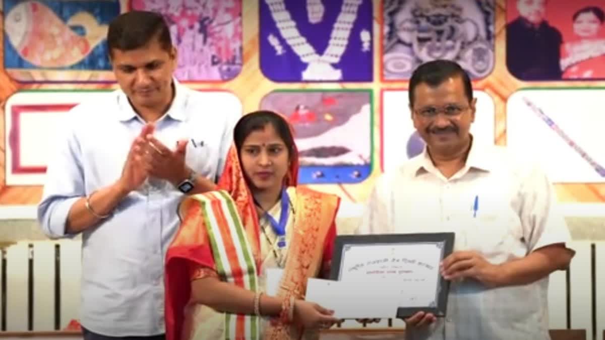 CM Kejriwal honored handicraftsmen in delhi