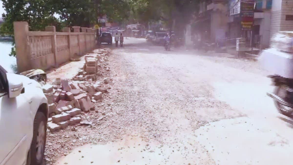 potholes and dust in roads of raipur