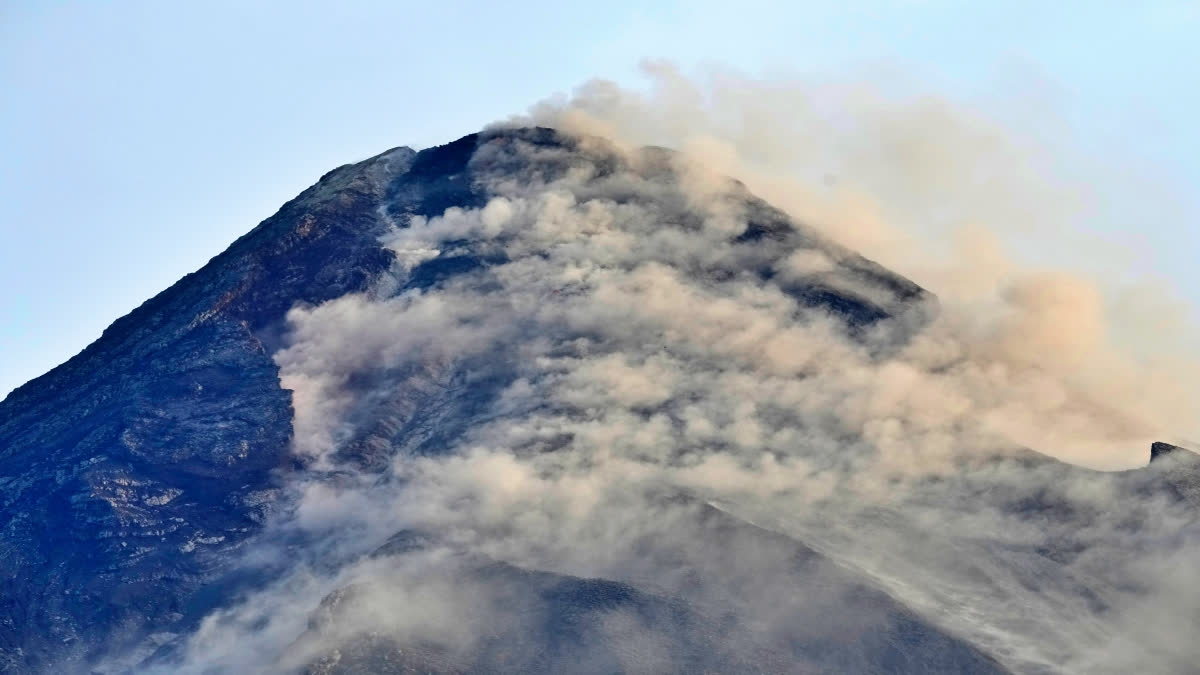 Philippine villagers flee ashfall, sight of red-hot lava from erupting Mayon Volcano