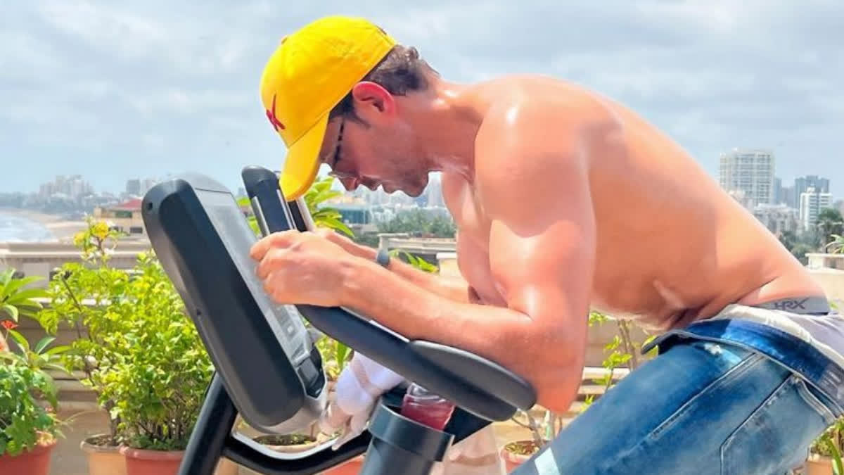 Hrithik Roshan goes shirtless to soak in some 'vitamin D’hoop', fans say 'What a view'