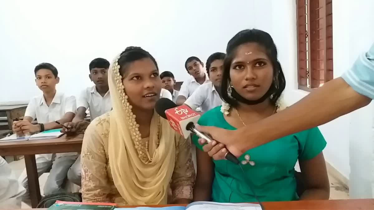 girl student took admission  smv boys higher secondary school  thiruvananthapuram  school  v shivankutty  എസ്‌എംവി ബോയ്‌സ് സ്‌കൂള്‍  മിക്‌സഡ് സ്‌കൂള്‍  എസ്‌എംവി സ്‌കൂളിന് ചരിത്ര നിമിഷം  വി ശിവന്‍കുട്ടി  തിരുവനന്തപുരം ഏറ്റവും പുതിയ വാര്‍ത്ത  ഇന്നത്തെ പ്രധാന വാര്‍ത്ത