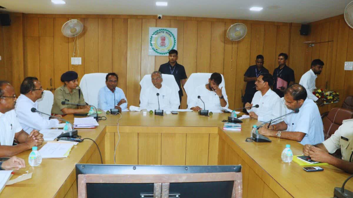 Tamradhwaj Sahu takes review meeting of officials