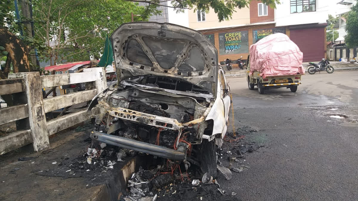 car accident in ernakulam  car fired  car fired in ernakulam  car caught fire  മത്സരയോട്ടം  കാർ കത്തി  കാർ കത്തി നശിച്ചു  കാർ അപകടം  car accident  മത്സരയോട്ടത്തിനിടെ കാർ കത്തി നശിച്ചു  car fired ernakulam today  എറണാകുളത്ത് കാർ കത്തിനശിച്ചു  അപകടം  പനമ്പിള്ളി നഗർ  പനമ്പിള്ളി നഗർ കാർ അപകടം  കാർ യാത്രികർ  കാറിന് തീപടർന്നു  കാറിന് തീപിടിച്ചു  കാർ തീപിടിത്തം