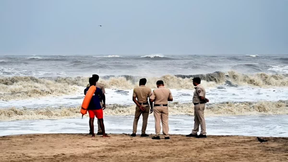 Cyclone Biparjoy Landfall: વાવાઝોડા-વરસાદને પગલે અનેક સ્કૂલ બંધ, ધંધા-રોજીરોટી પર માઠી