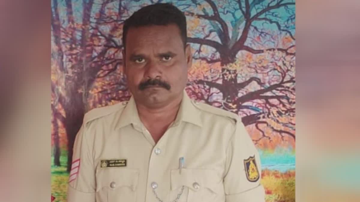 Head constable  Head constable died after being hit by a tractor  constable died after being hit by a tractor  Karnataka  പൊലീസുകാരന്‍ ട്രാക്‌ടര്‍ ഇടിച്ച് മരിച്ചു  കര്‍ണാടകയിലെ കലബുറഗി  ഹെഡ് കോൺസ്റ്റബിൾ മയൂർ ചൗഹാൻ  ഹെഡ് കോൺസ്റ്റബിൾ  നെലോഗി പൊലീസ്  അനധികൃത മണല്‍ കടത്ത്