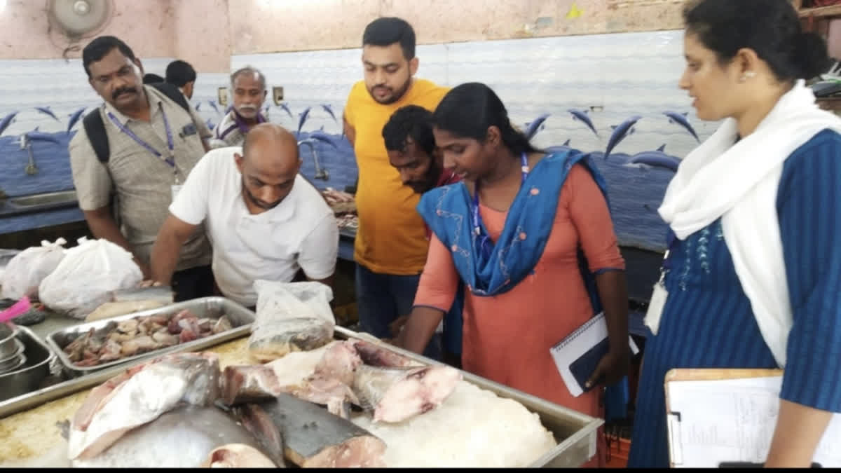 190 കിലോ പഴകിയ മത്സ്യം പിടികൂടി നശിപ്പിച്ചു  Stale fish were caught  Stale fish were caught and destroyed  Stale fish were caught in Kottayam  പഴകിയ മത്സ്യം പിടികൂടി  ഭക്ഷ്യ വിഷബാധ  തിരുവാര്‍പ്പ്  തിരുവാര്‍പ്പ് ഇല്ലിക്കല്‍ കവല