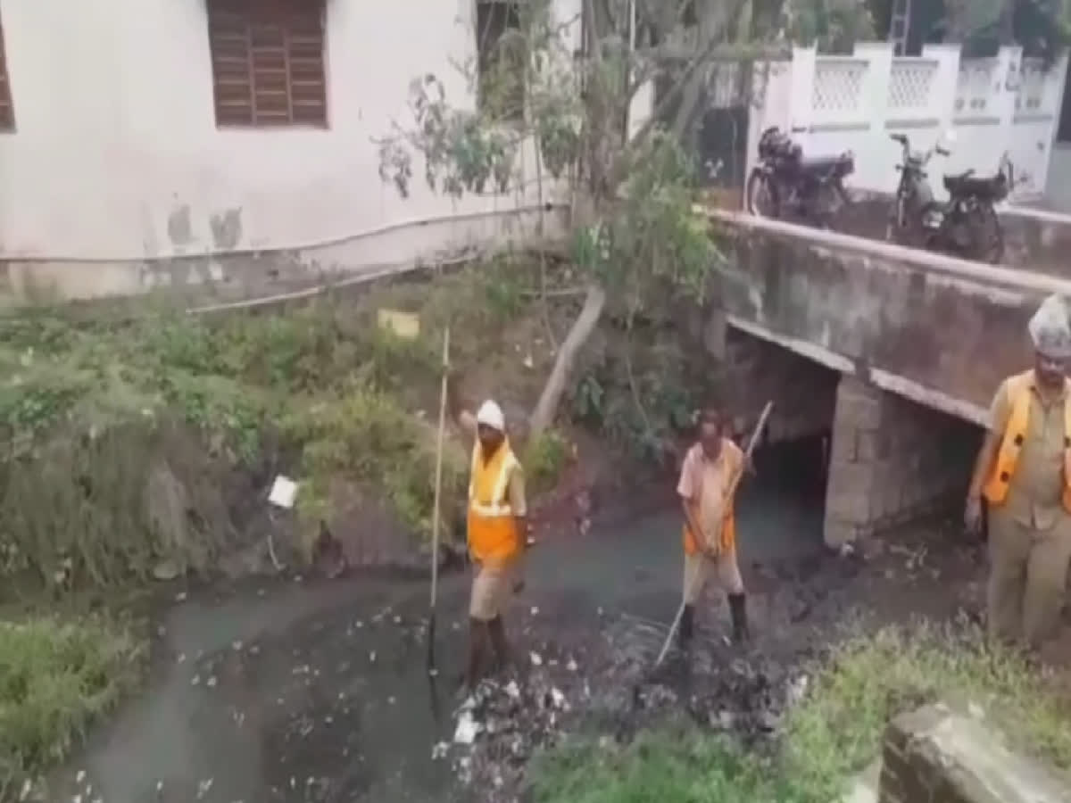 பாதுகாப்பு உபகரணங்கள் வழங்குவதில் அலட்சியம் - நகராட்சி நிர்வாகம் மீது புகார்!, complaint-against-municipal-administration-for-making-cleaning-workers-work-without-safety-equipment