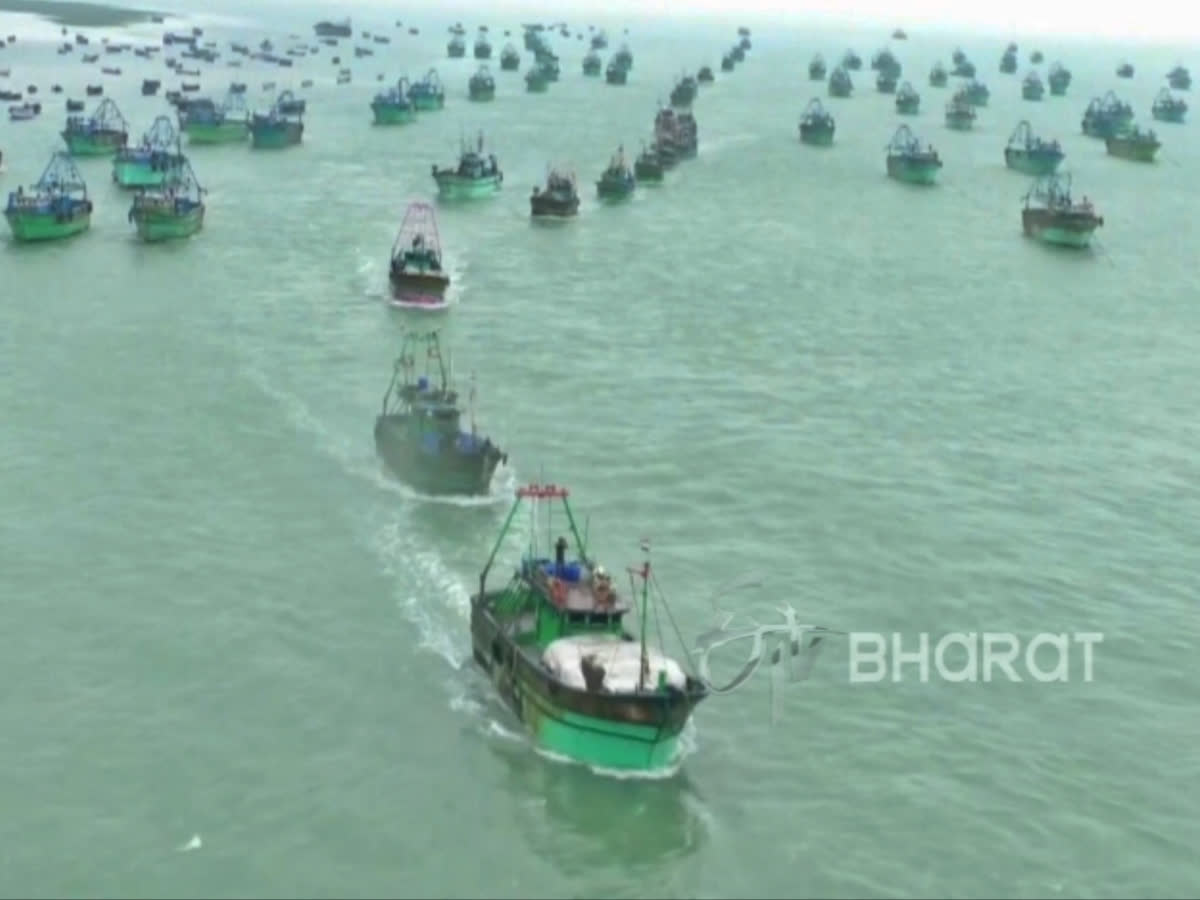 வீடியோ: வங்கக்கடலில் அணிவகுத்த மீன்பிடி படகுகள், railway-bridge-in-pamban-opened-for-fishing-boats-in-rameswaram