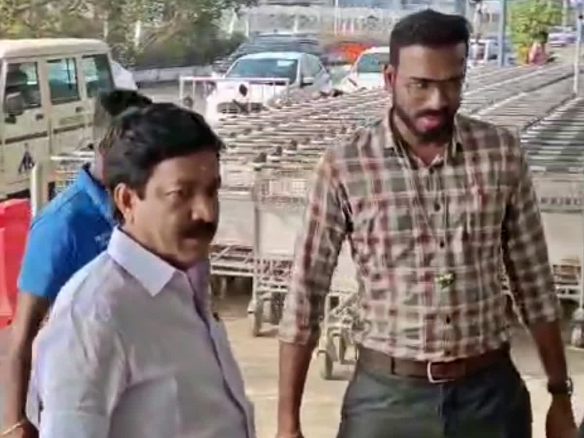 ஒப்புதல் படிவத்துடன் டெல்லி செல்லும் அதிமுக அவைத் தலைவர்.! இரட்டை இலை கிடைக்குமா.?, admk-presidium-chairman-tamil-magan-hussain-delhi-visit