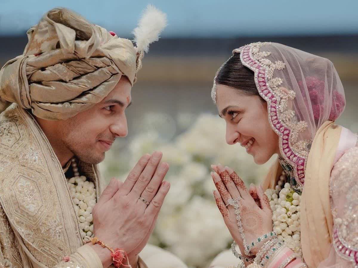 Sidharth Kiara Wedding : एक दूजे के हुए सिद्धार्थ-कियारा, फैमिली और  फ्रेंड्स की मौजूदगी में लिए 7 फेरे, bollywood-couple-sidharth-malhotra-and- kiara-advani-tie-knot-in-jaisalmer