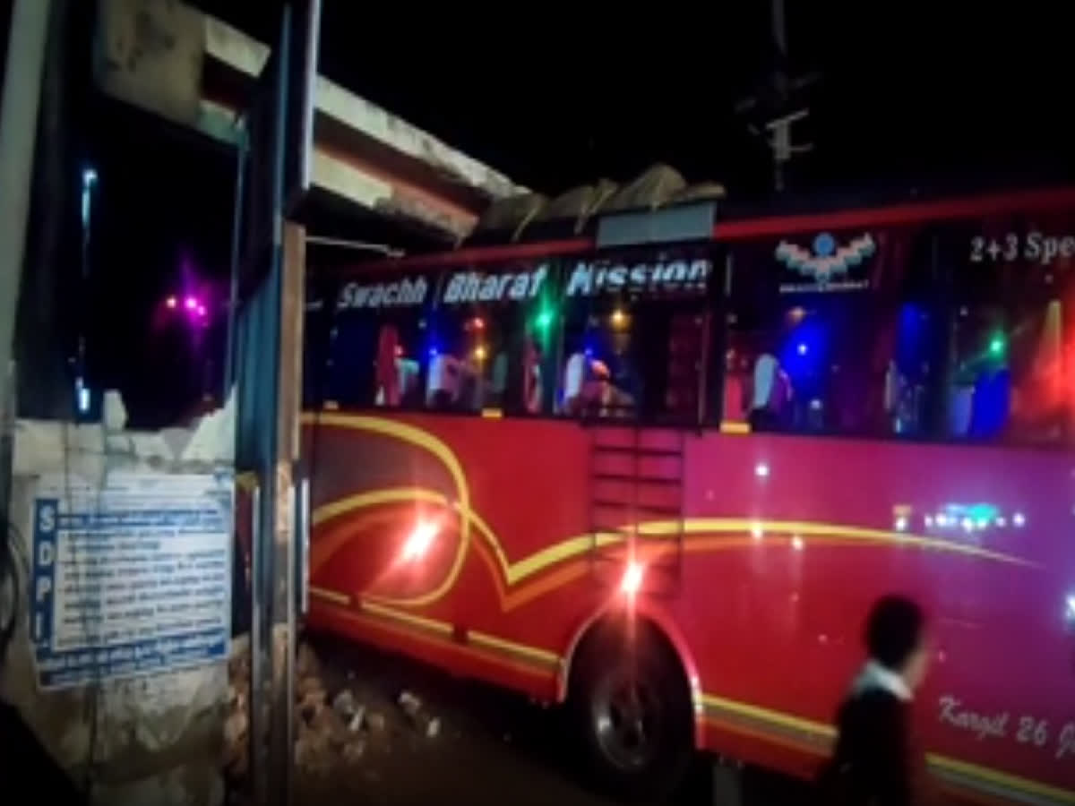 குமரி அரசு மருத்துவமனை நுழைவாயிலில் மோதிய சுற்றுலா பேருந்து!, tourist-bus-lost-control-and-crashed-into-the-entrance-of-the-government-hospital