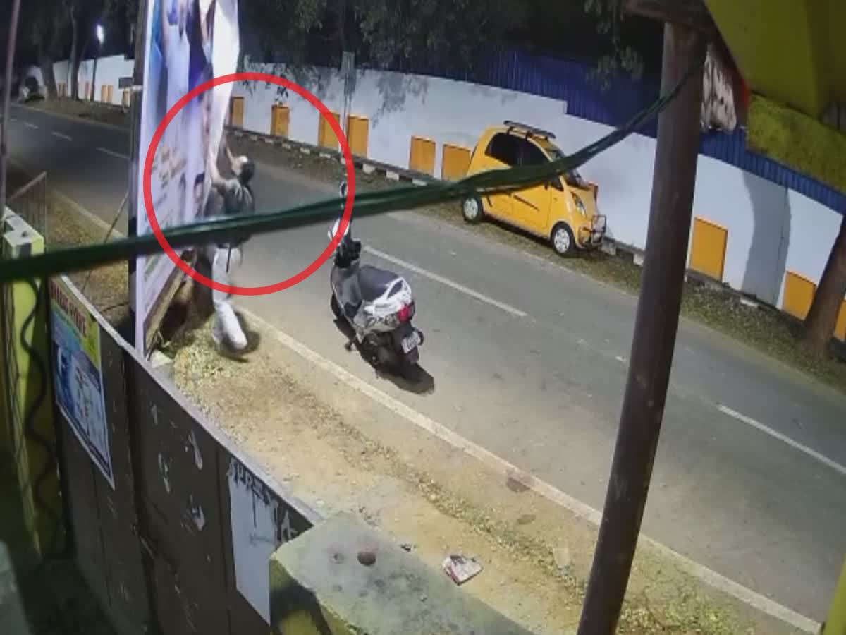 புதுச்சேரியில் காங்கிரஸ் பேனரை கிழித்த அரசு பள்ளி ஆசிரியர்!, government-school-teacher-removed-the-congress-banner-in-puducherry