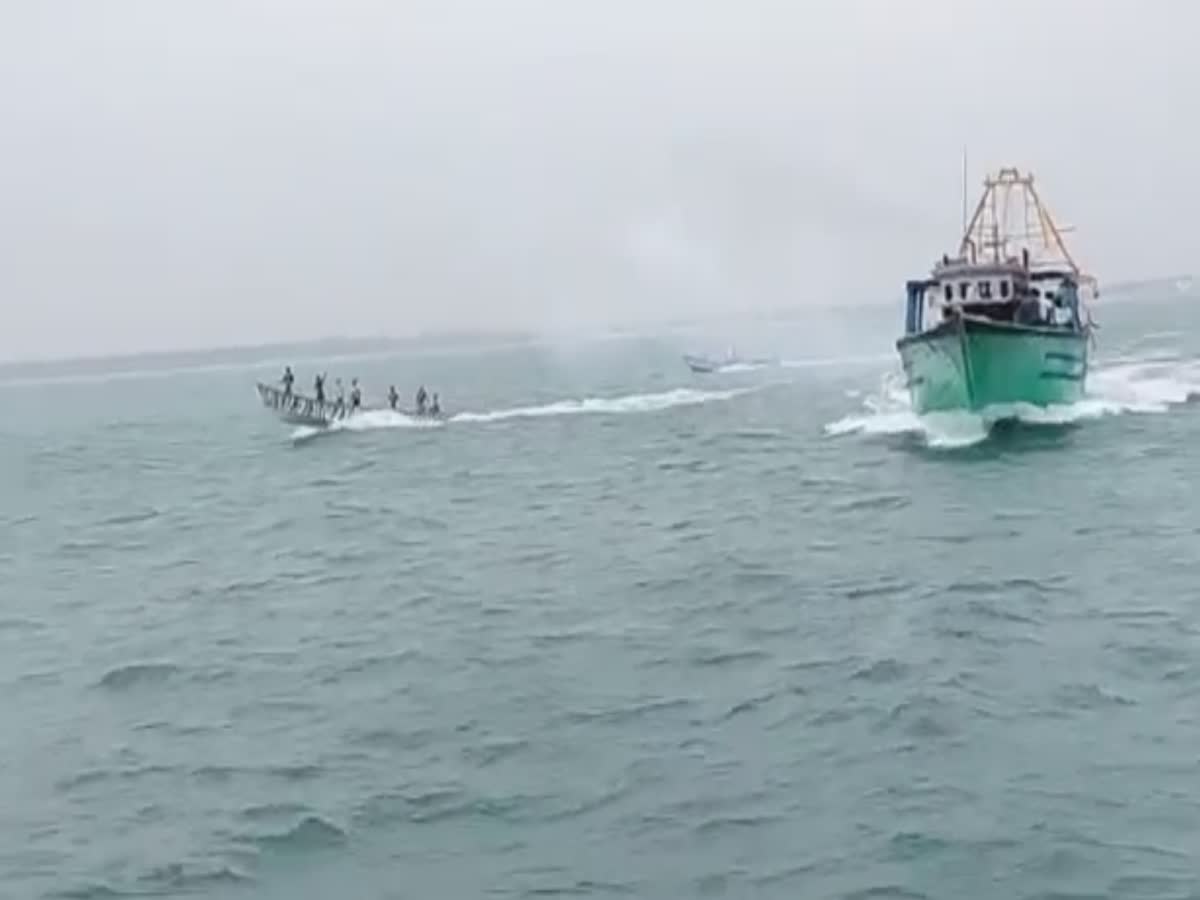 தொழில் போட்டியில் மீனவ படகுகள் மீது நாட்டு வெடிகுண்டு வீச்சு!, throwing-bombs-on-fishing-boats-in-muttom