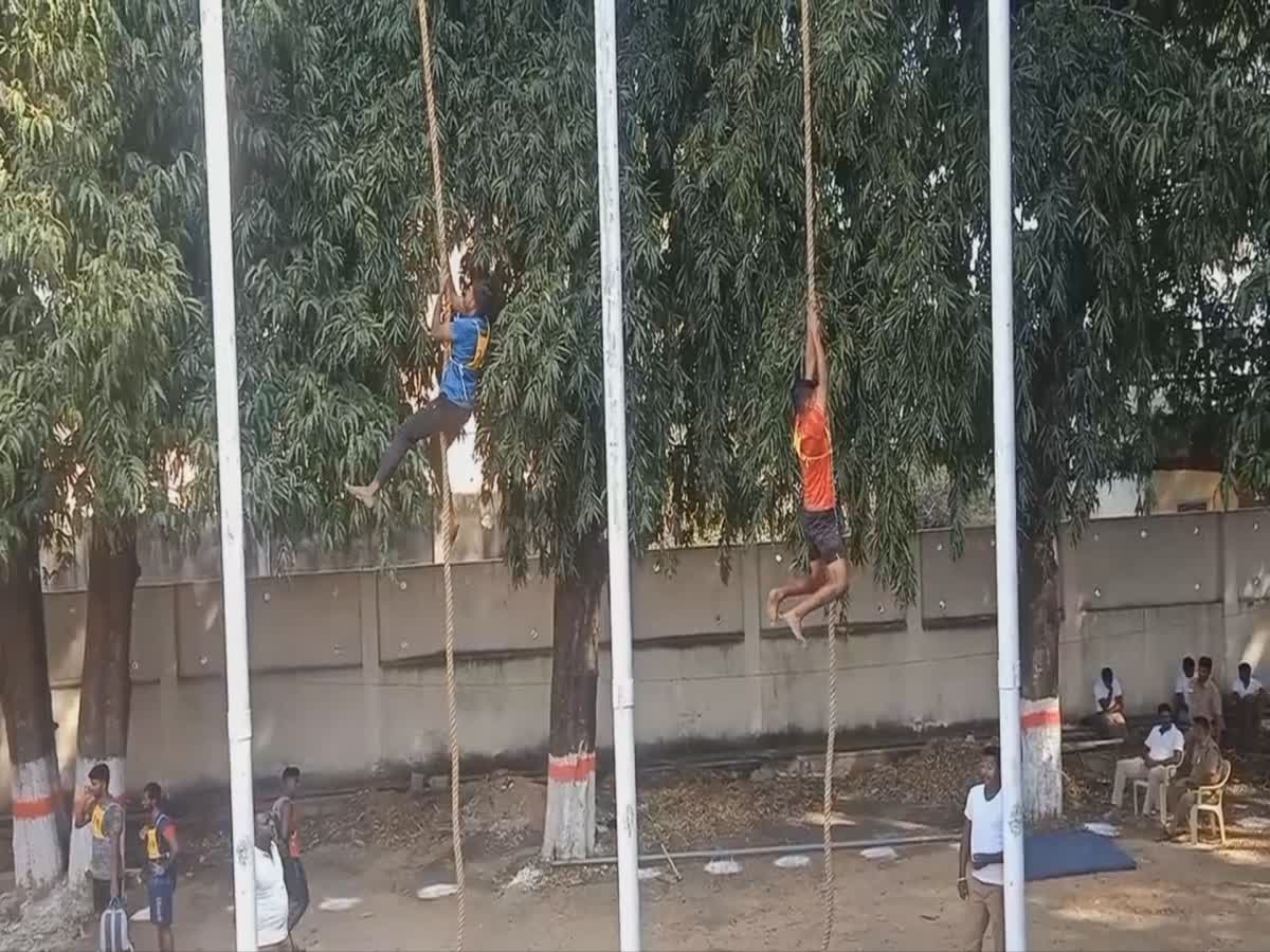 வேலூரில் 2ஆம் நிலை காவலர்களுக்கான உடற்தகுதி தேர்வு!, physical-fitness-test-for-grade-2-constables-in-vellore