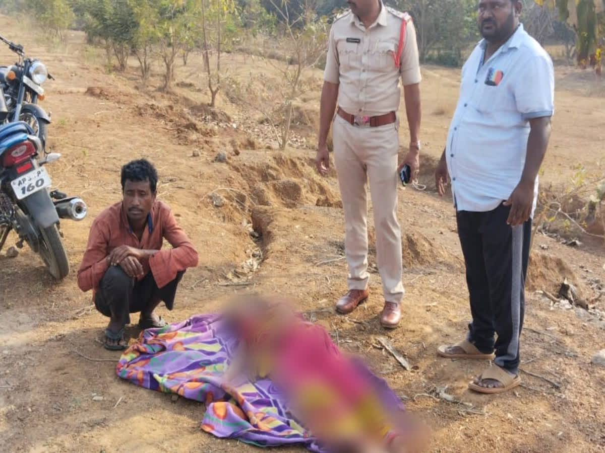 Odisha Man Walked Kilometres Carrying Wifes Body On Shoulder Police