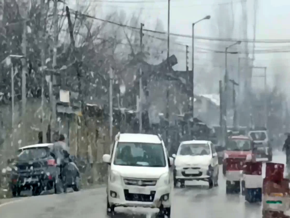 வீடியோ: புல்வாமாவில் கடும் பனிப்பொழிவு, snowfall-at-pulwama-in-jammu-and-kashmir