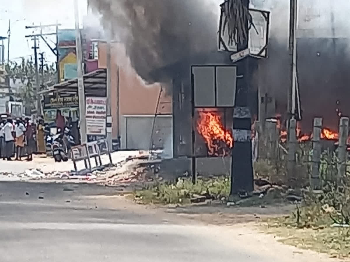 வாணியம்பாடி அருகே பட்டாசு கடையில் தீ விபத்து, fire-broke-out-at-a-firecracker-stall-near-vaniyambadi
