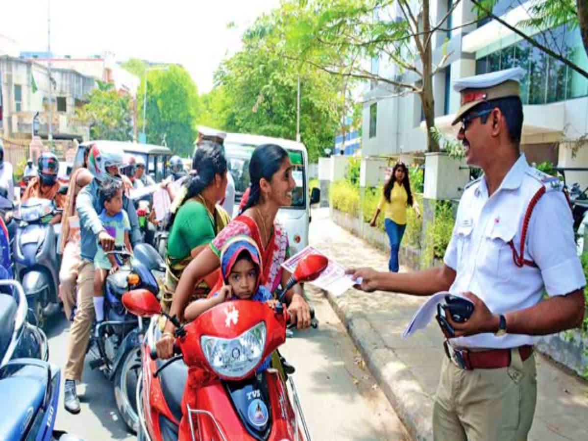 வாகன ஓட்டிகளின் நண்பன்.. போக்குவரத்து காவலரின் அட்வைஸ்!, villupuram-traffic-police-asst-inspector-made-motorists-take-an-oath-to-follow-the-traffic-rules