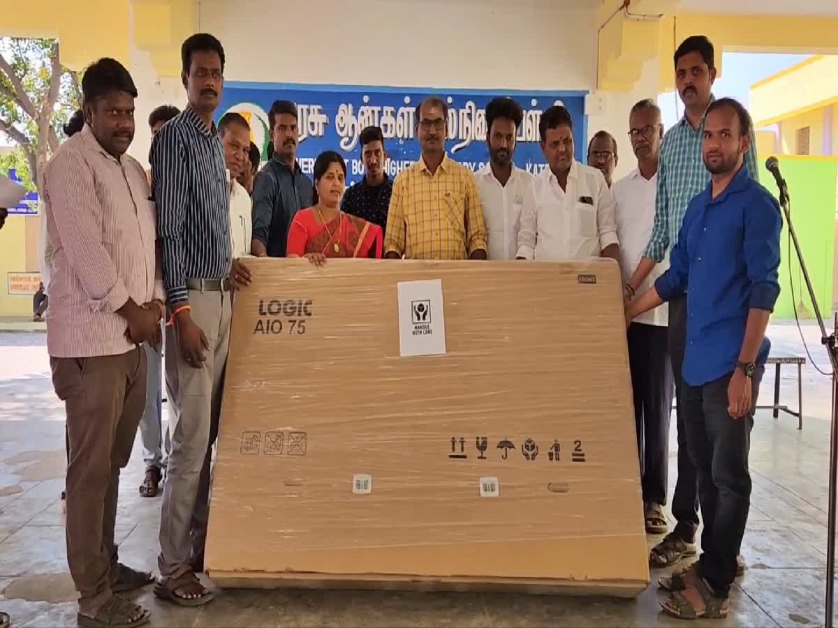அரசு பள்ளிக்கு டிஜிட்டல் போர்டு வழங்கிய முன்னாள் மாணவர்கள்!, former-students-present-digital-board-for-teachers-in-vellore
