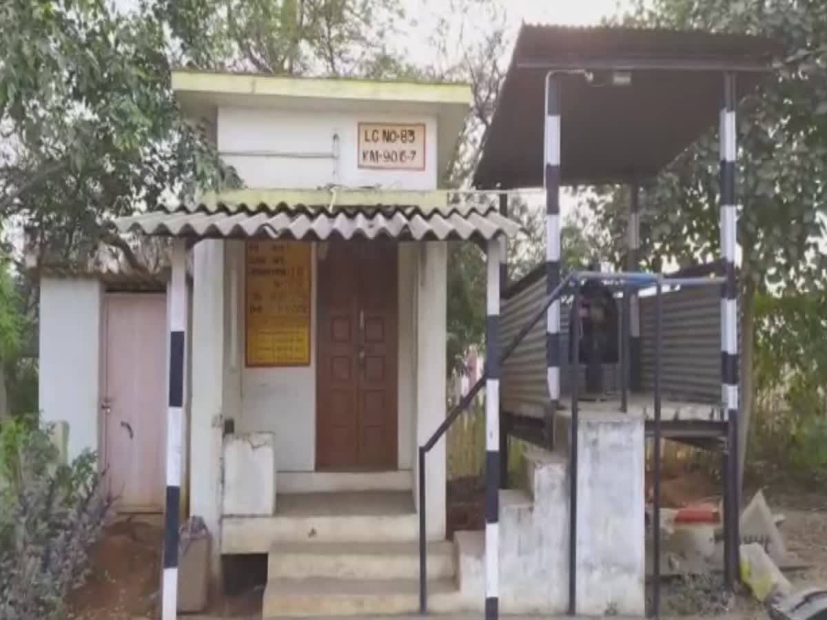 பாவூர்சத்திரம் ரயில்வே கேட் பெண் ஊழியருக்கு பாலியல் தொந்தரவு!, pavoorchatram-railway-gate-female-employee-sexually-harassed