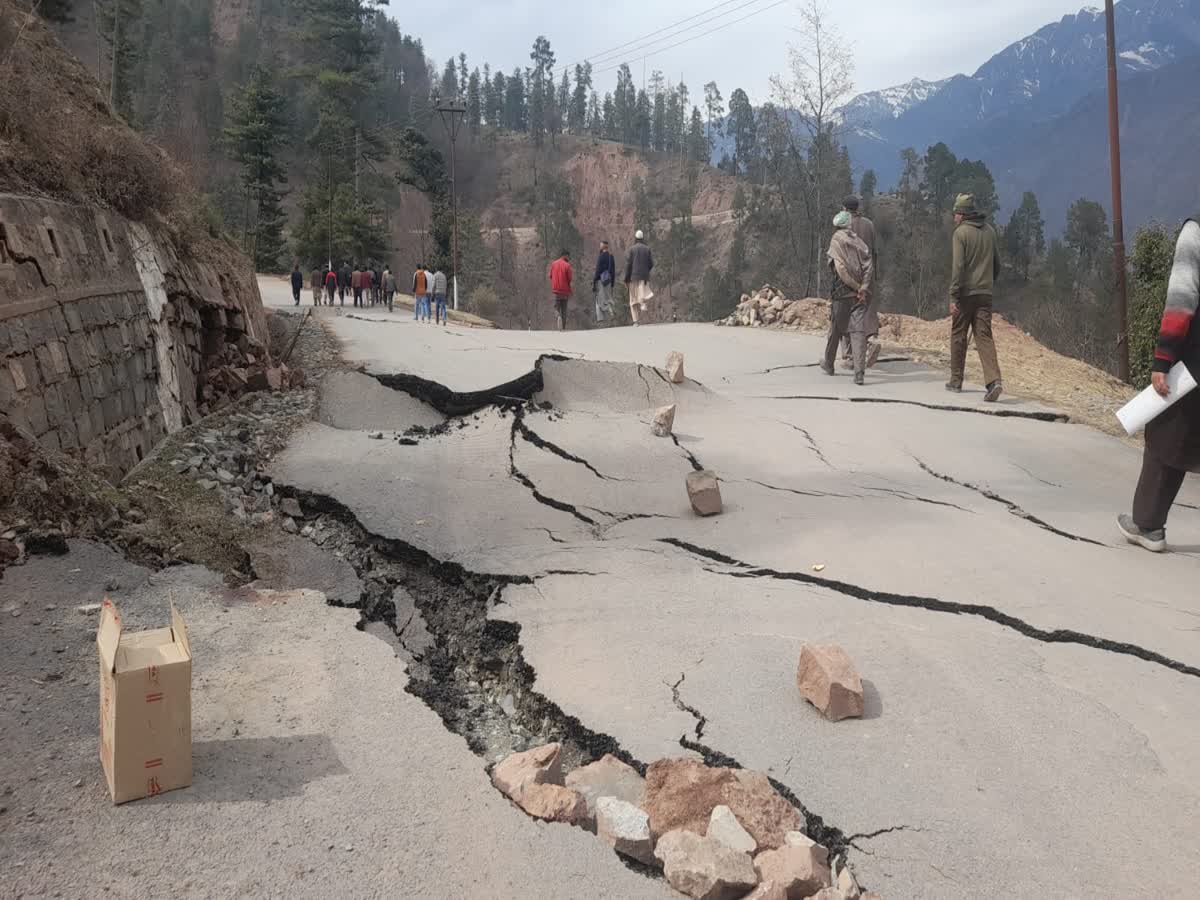 Land Sinking Hits Ramban گول میں زمین کھسکنے سے 13رہائشی مکان زمین بوس