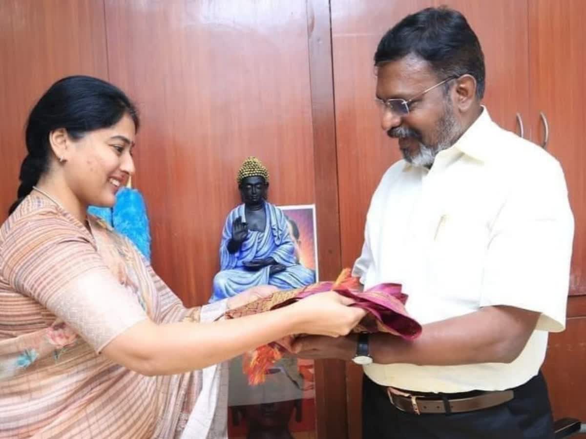 விசிகவில் இணைகிறாரா காயத்ரி ரகுராம்?, gayathri-raguram-met-with-vck-president-thirumavalavan