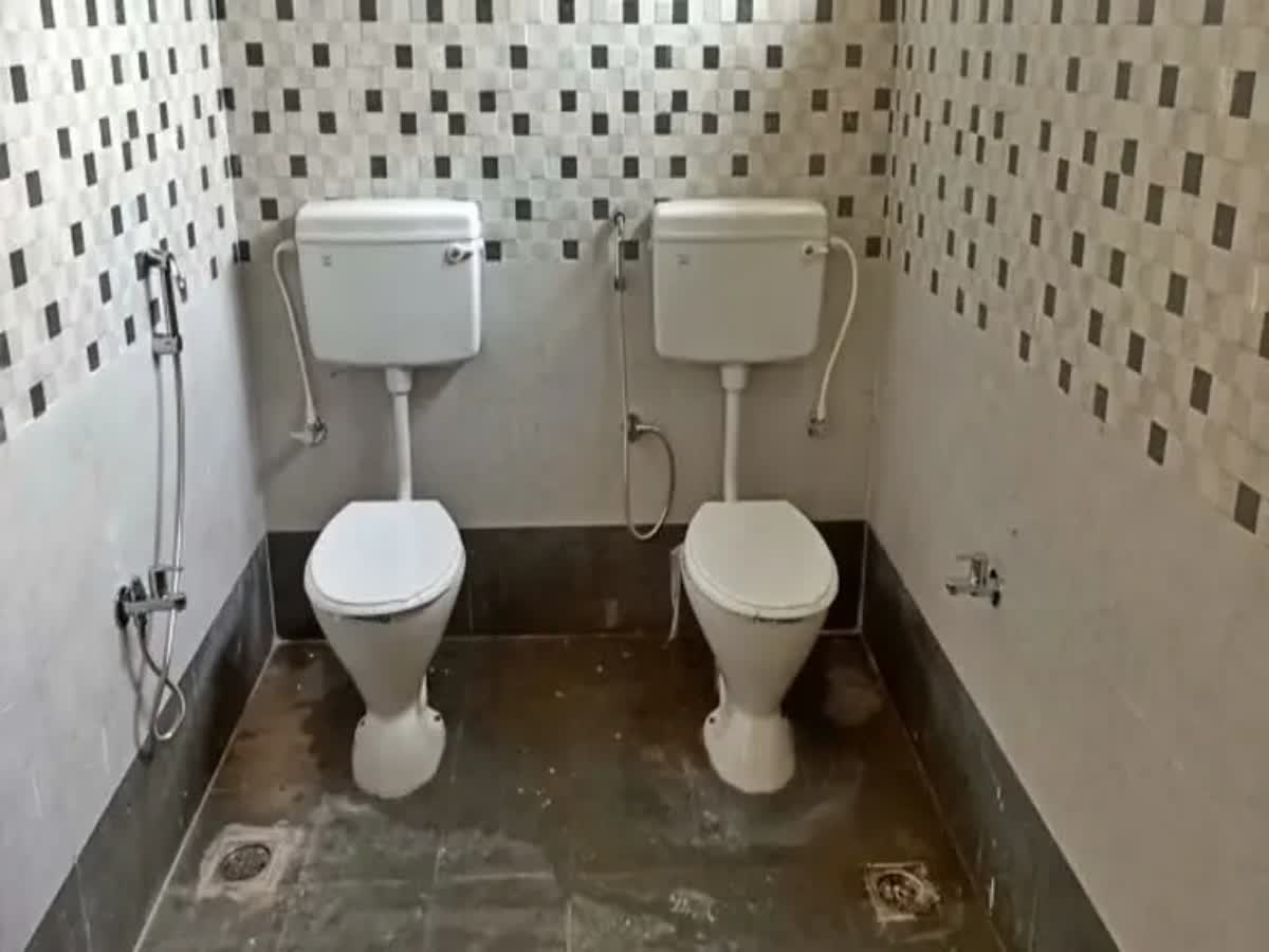 போலீசாரின் கழிவறை தண்டனை.. அங்கேயே லைசால் குடித்த இளைஞர்.. பல மணி நேரத்துக்கு பின் மருத்துவமனையில்  அனுமதி.., a-youth-attempted-suicide-due-to-the-punishment-given-by-the-railway-guard-for-traveling-on-the-train-step