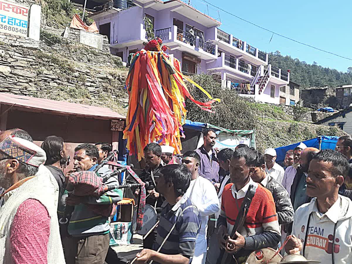 Jageshwar Dham Holi जागेश्वर धाम में चीर बंधन के साथ जमा होली का रंग Holi Color Deposited With