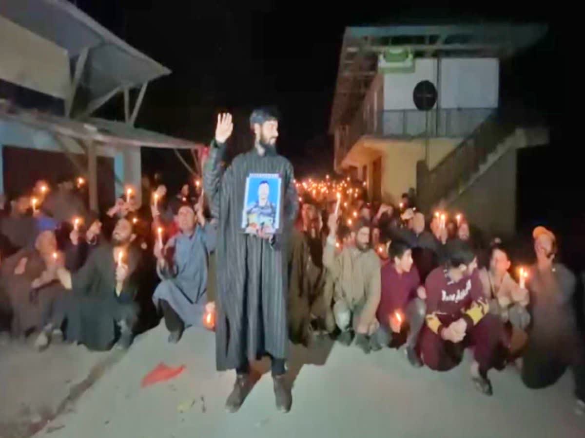 Candle March In Awantipora कैंडल मार्च निकालकर शहीद जवान को दी श्रद्धांजलि Candle March In