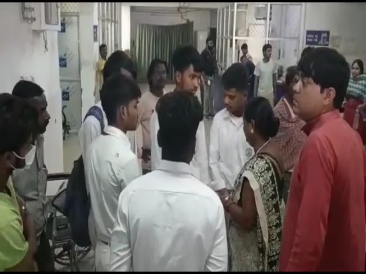 धनबाद में 10वीं की परीक्षा देकर लौट रहे छात्र की बस से गिरकर मौत-Student returning after 10th exam in Dhanbad died after falling from bus