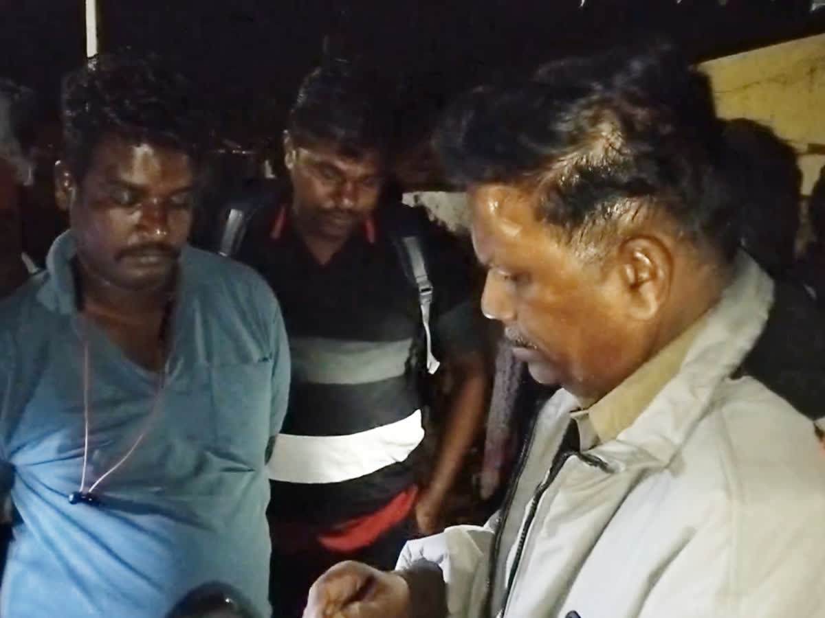 மைக்ரோ பைனான்ஸ் கொடுமைகள்! இரவில் வசூல் வேட்டை நடத்திய ஊழியர்கள்!, employees of finance company spoke obscenely to the women taken the loan