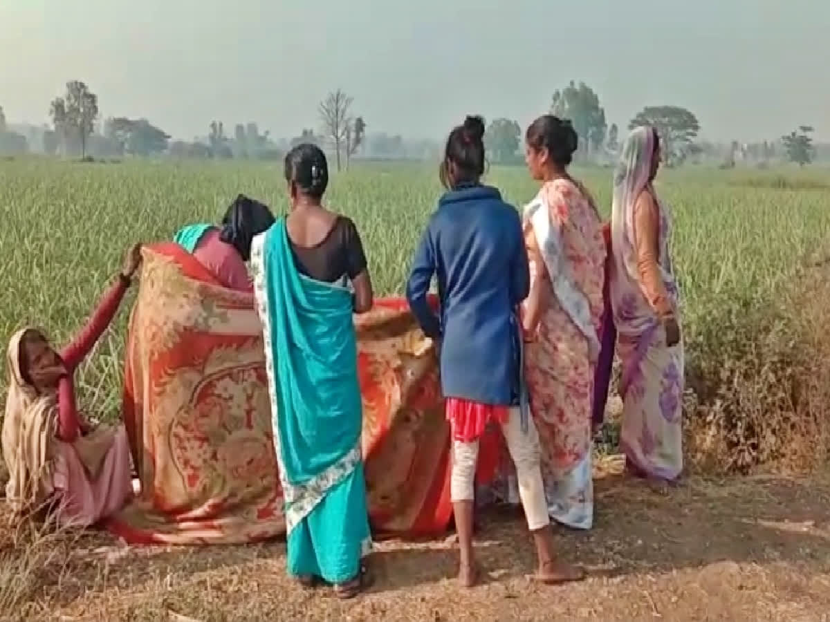 சாலையோரம் நடந்த பிரசவம்.. கரும்பு வெட்டும் அரிவாளால் தொப்புள் கொடி அறுத்த உறவினர்கள்.., woman giving birth on the road in kolhapur