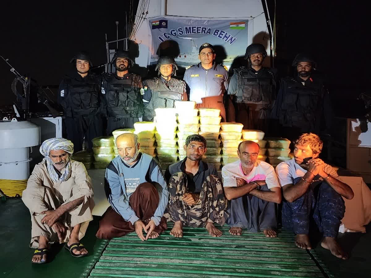குஜராத் கடற்பகுதி வழியாக போதைப்பொருள் கடத்த முயற்சி   5 ஈரானியர்கள் கைது!, indian coast guard and ats joint operation 5 iranians caught with rs 425 crore drugs