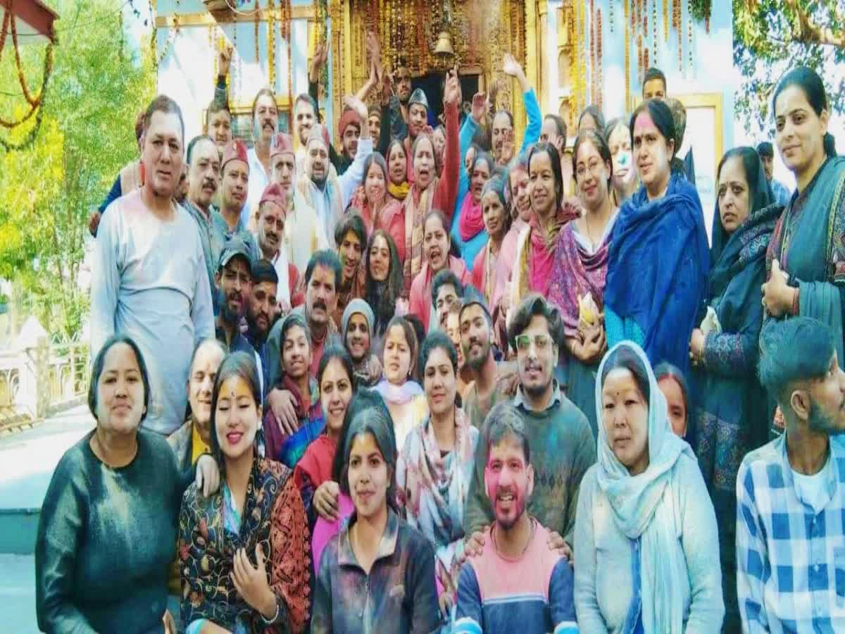 சாம்பலைப் பூசி கொண்டாட்டம்.. காசியில் களைக்கட்டிய ஹோலி பண்டிகை!, bhasm holi played in kashi vishwanath temple of uttarkashi