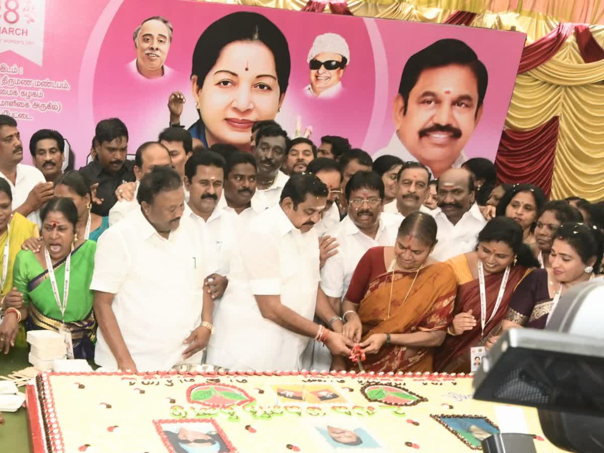 அதிமுக ஆட்சியில் தான் பெண்களுக்கு பாதுகாப்பு   மகளிர் தின கொண்டாட்டத்தில் ஈபிஎஸ் பேச்சு, aiadmk leader eddapadi palanisamy celebrated womens day with cake cutting in chennai