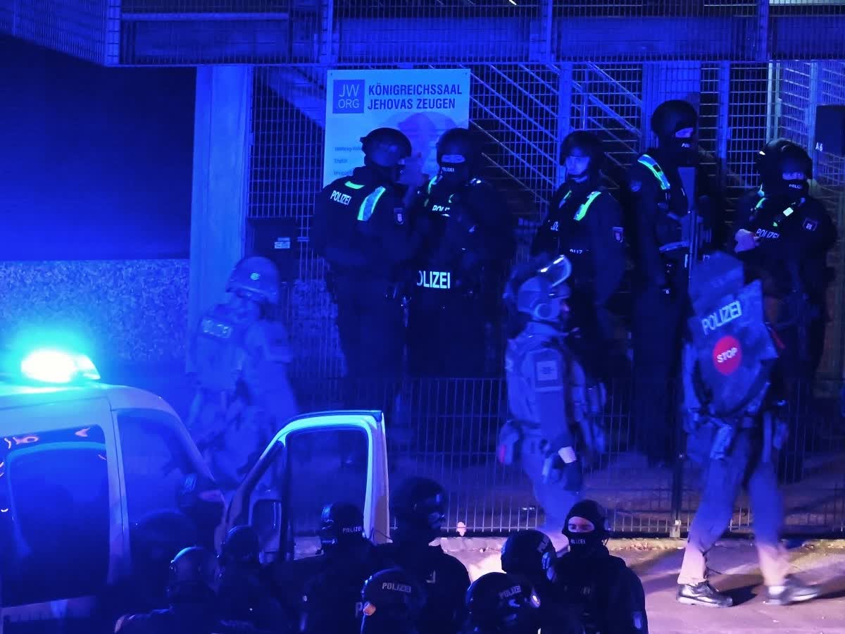 Germany shooting: தேவாலயத்தில் மர்ம நபர் துப்பாக்கிச் சூடு; 7 பேர் பலி!, multiple dead in jehovahs witness hall church shooting in germany hamburg