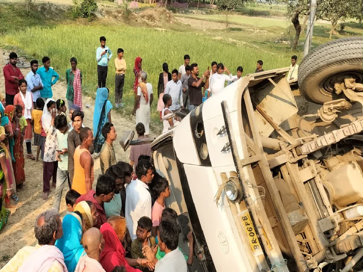 Road Accident In Sitamarhi: सीतामढ़ी में बस का टायर फटा, पलटने से दर्जनों  यात्री घायल, bus overturned in sitamarhi many injured