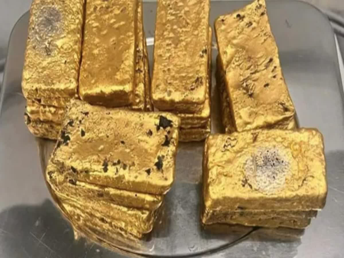 One kg gold seized in Surat airport, two women arrested, one kg gold