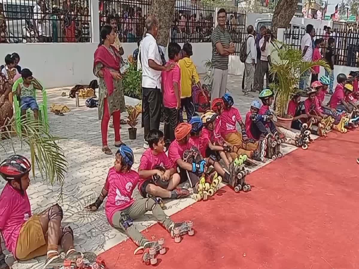 அமைச்சர் உதயநிதிக்காக சுட்டெரிக்கும் வெயிலில் காத்திருந்த மாணவர்கள்!, athletes waiting in the scorching sun for minister udhayanidhi stalin arrival in thanjavur