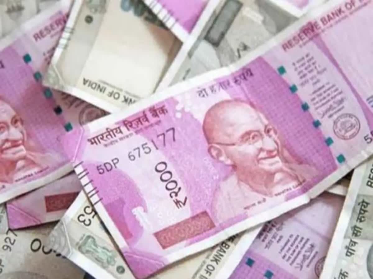 கடன் வாங்கித் தருவதாக கேரள தொழிலதிபரிடம் ரூ.50 லட்சம் மோசடி   ஊராட்சி மன்றத் தலைவர் வீடுகளில் ரெய்டு!, chennai central crime branch police officers raid in pudukottai gram panchayat leader housed in loan fraud case