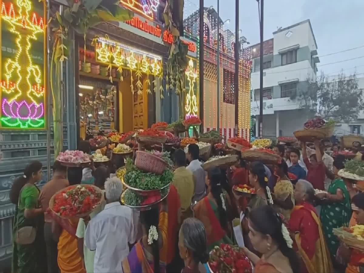 உறையூர் வெக்காளியம்மன் கோயிலில் பூச்சொரிதல் திருவிழா!, poochorithal festival was celebrated at woraiyur vekkaliamman temple in trichy