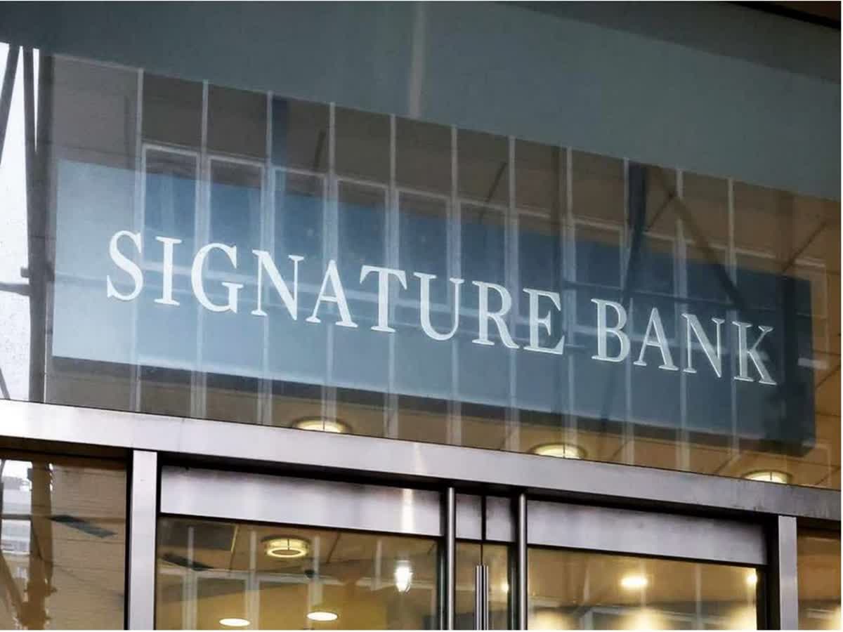 New York Community Bank to buy Signature Bank نیویارک کمیونٹی بینک