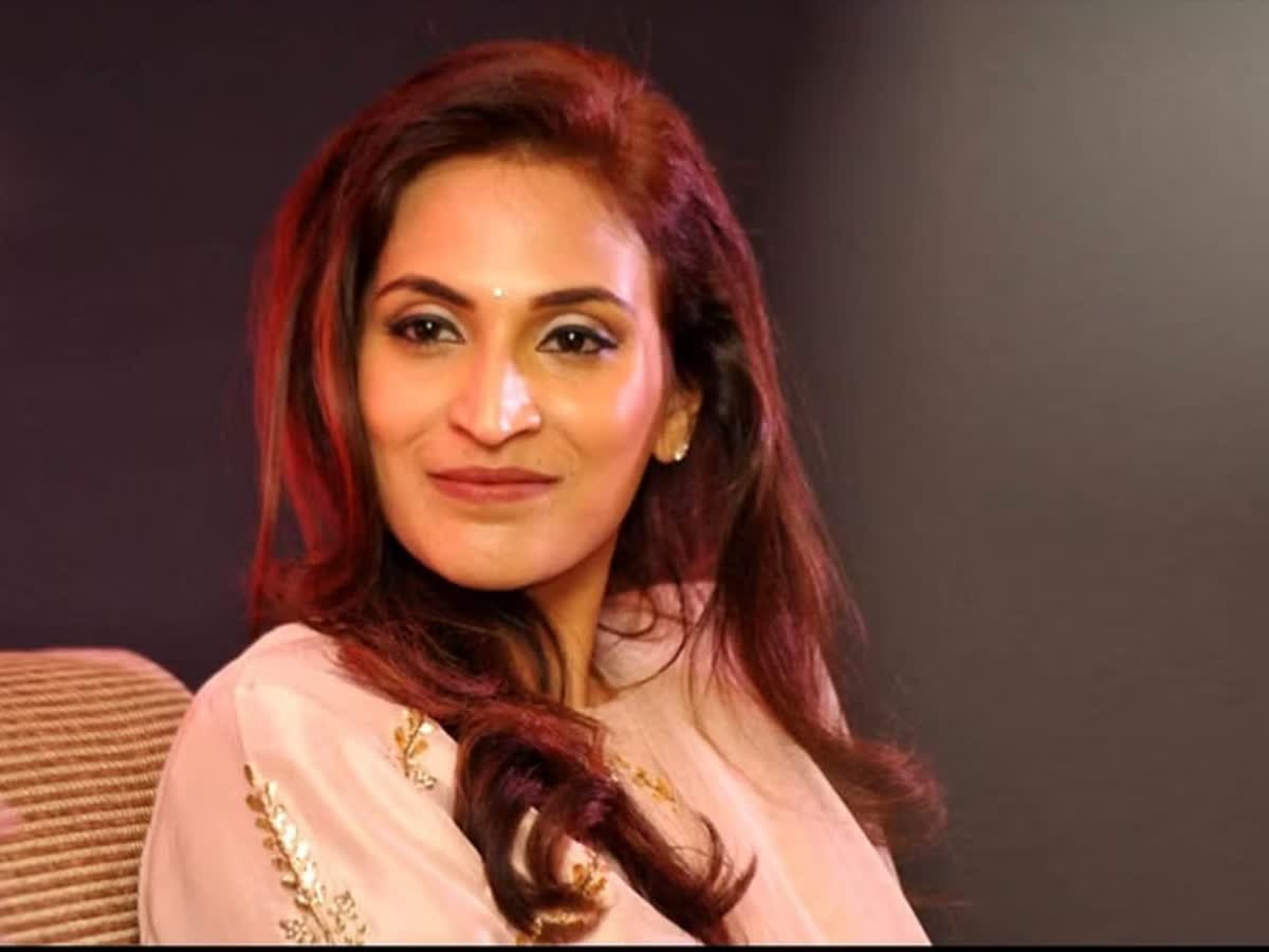 ஐஸ்வர்யா ரஜினிகாந்த் வீட்டில் 60 சவரன் நகை திருட்டு   பணிப் பெண் கைது! 4 ஆண்டுகளாக திருடியது அம்பலம்!, police arrest a maid in aiswarya rajinikanth house theft case who was worked in aishwarya house