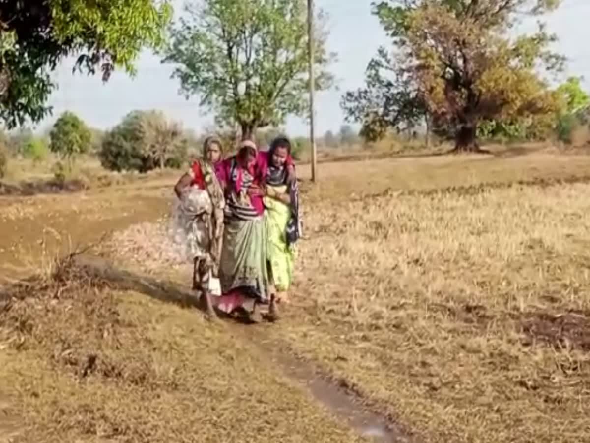 pregnant woman walked half km in mandla