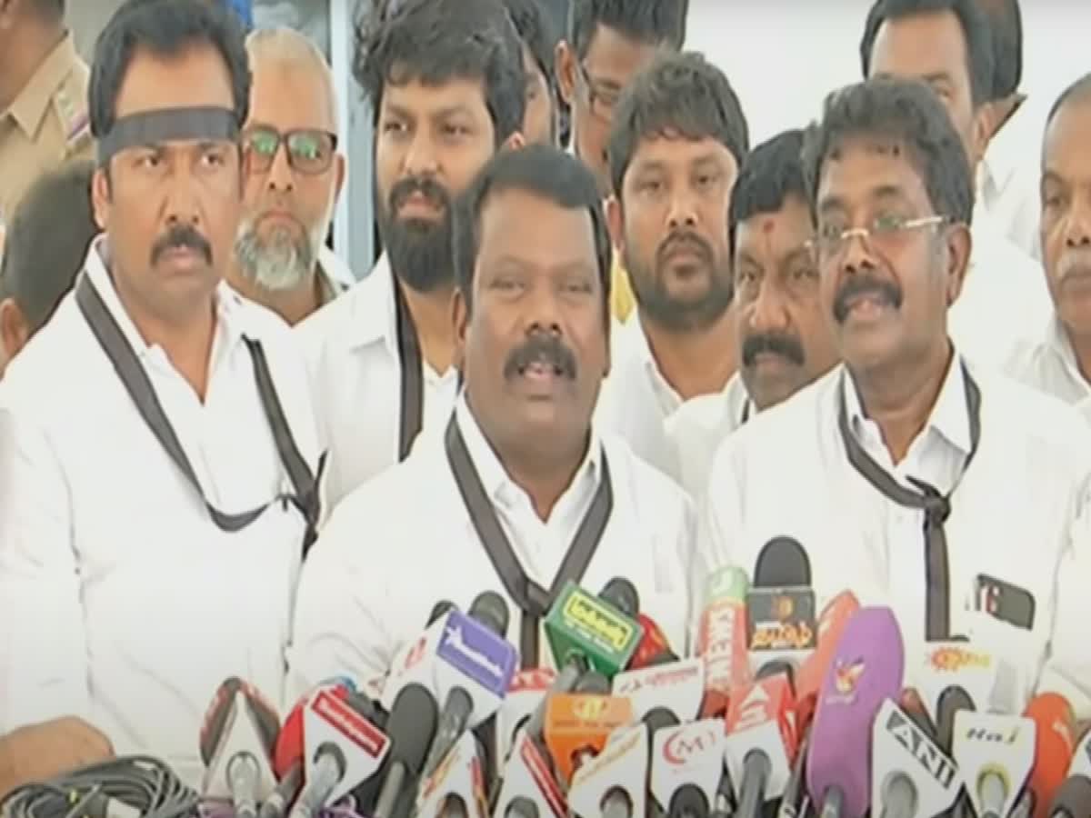 ராகுல் காந்திக்கு சிறைத் தண்டனை  - சட்டப்பேரவையில் காங்கிரஸ் எம்எல்ஏக்கள் போராட்டம்!, congress-mla-protest-in-front-of-tamil-nadu-state-assembly