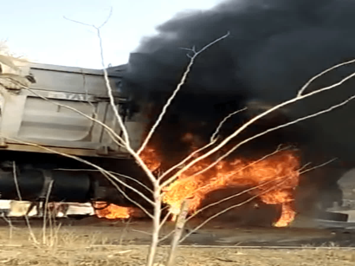 Jamui News: चलता ट्रक बना आग का गोला, चालक और उप चालक ने कूदकर बचाई जान,  moving truck caught fire in jamui